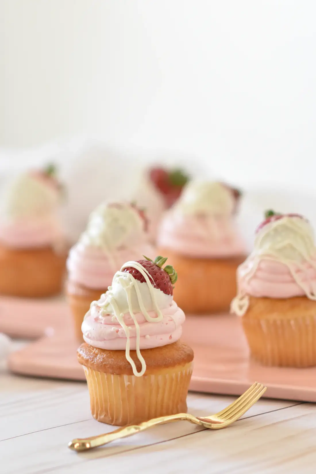 Ružové cupcaky s krémom a čerstvými jahodami