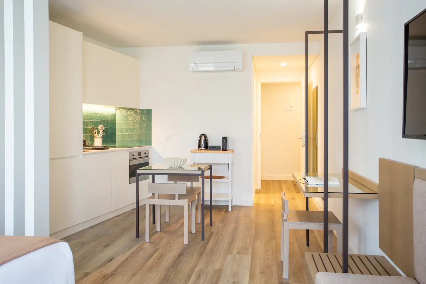 Svetlý apartmán s kuchynkou a jedálenským stolom so stoličkami